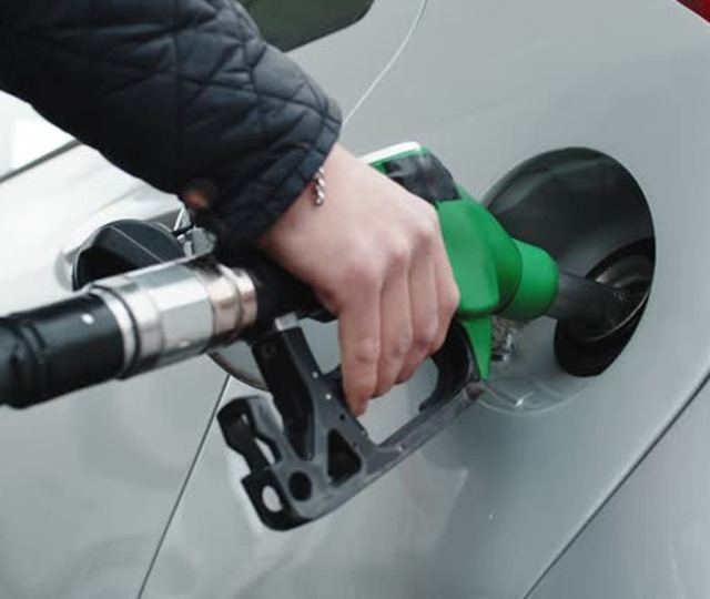 4 lira d&uuml;şt&uuml; 3 lira &ccedil;ıkacak! Motorine zam geliyor