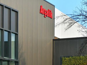 Ar&ccedil;elik hisselerini satıyor: 261 milyon dolarlık imza