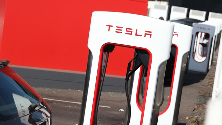 Tesla bilan&ccedil;osunu a&ccedil;ıkladı! K&acirc;r beklentiyi aştı