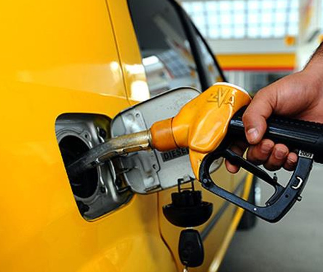 Akaryakıta &ccedil;ifte zam! Motorin 71 TL'yi, benzin 63 TL'yi aşıyor