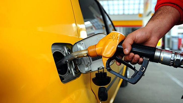 Akaryakıta &ccedil;ifte zam! Motorin 71 TL'yi, benzin 63 TL'yi aşıyor