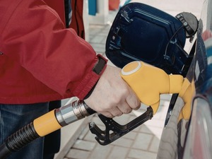 Benzin ve motorine zam geldi, tabela değişti 