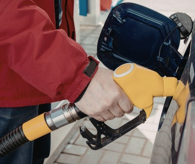 Benzin ve motorine zam geldi, tabela değişti 
