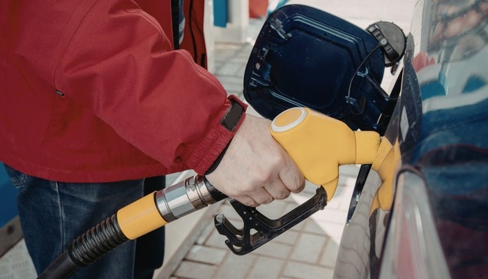 Benzin ve motorine zam geldi, tabela değişti 