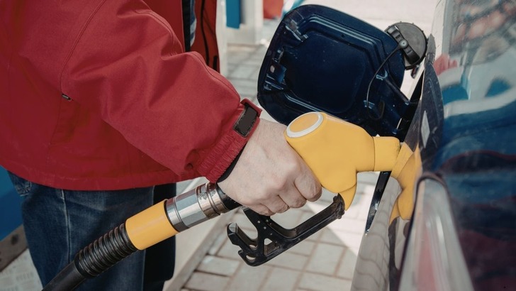 Benzin ve motorine zam geldi, tabela değişti 